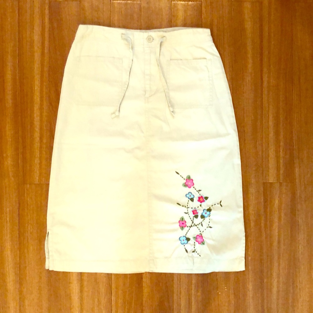 🎀 2/$12 Old Navy beige skirt with floral design